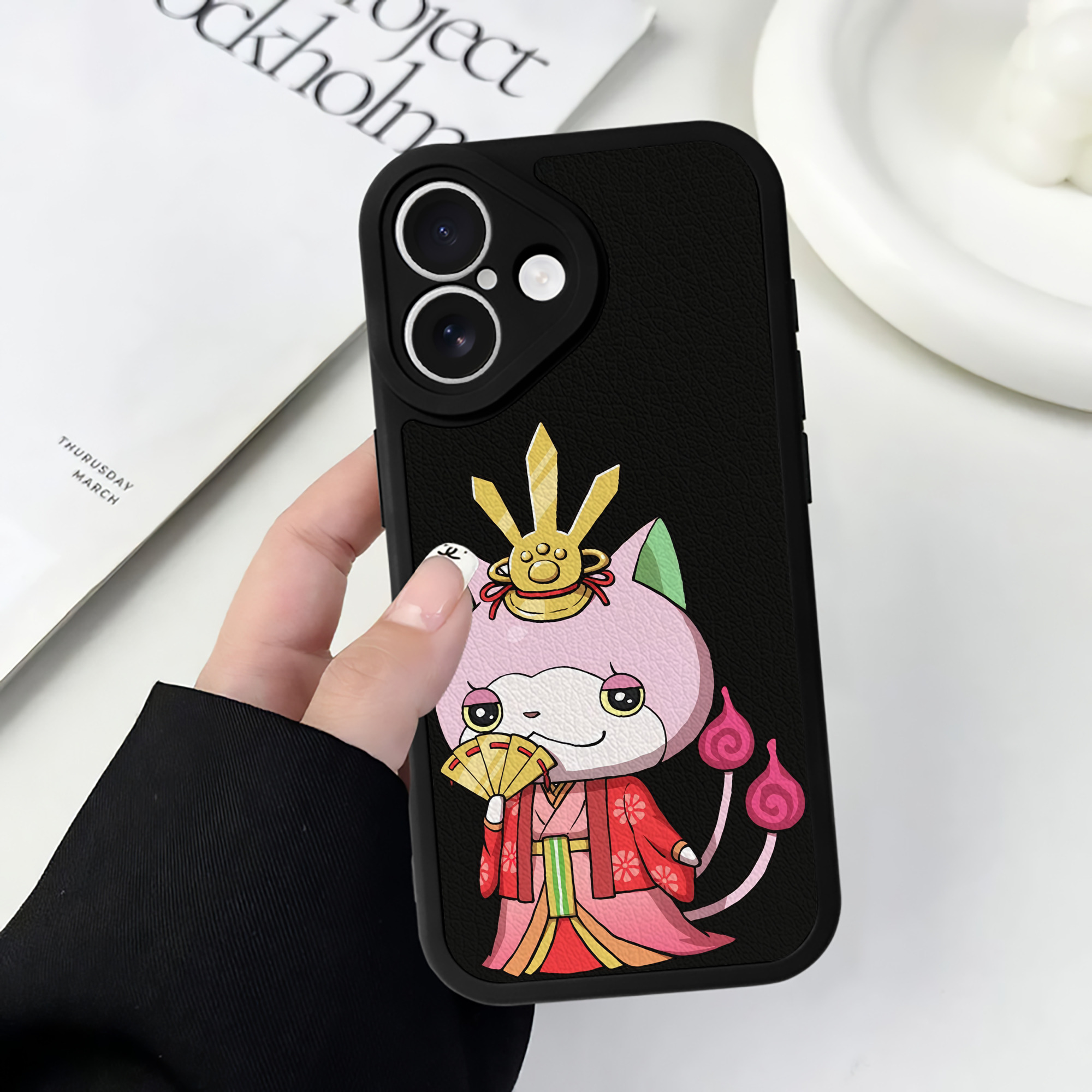 （画像用） 妖怪ウォッチ Yo-kai Watch 【iPhone 16シリーズ対応】シリコンスマホケース（レザー調） 材質：シリコン